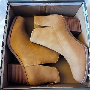 SODA inbound split booties for women. Size 6